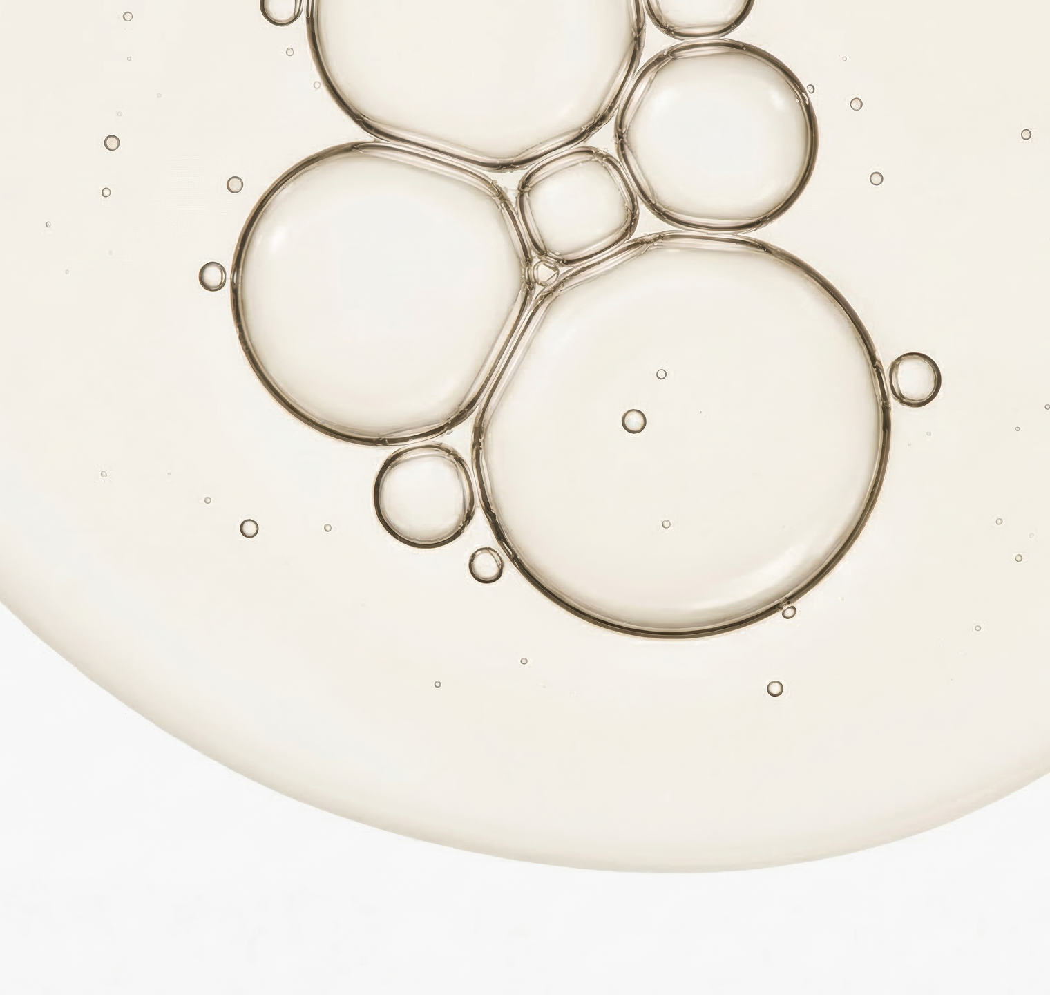 A clear liquid formulation featuring niacinamide